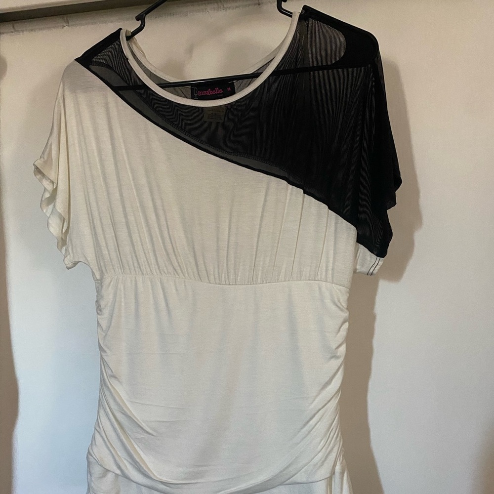 Annabelle blouse Womens Medium black and white form fitting short sleeved